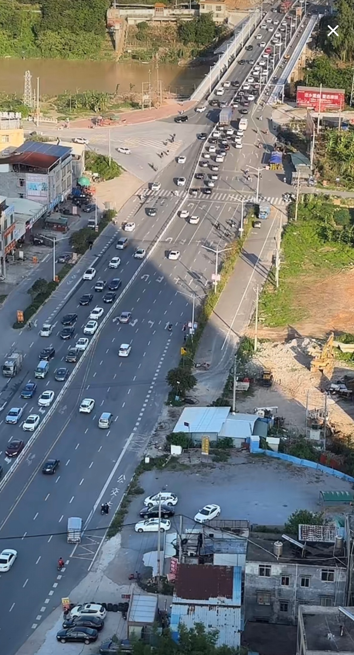 17:51，4月30日玉林北流三桥路口堵车玉林北流三桥路段堵车现场 玉林
