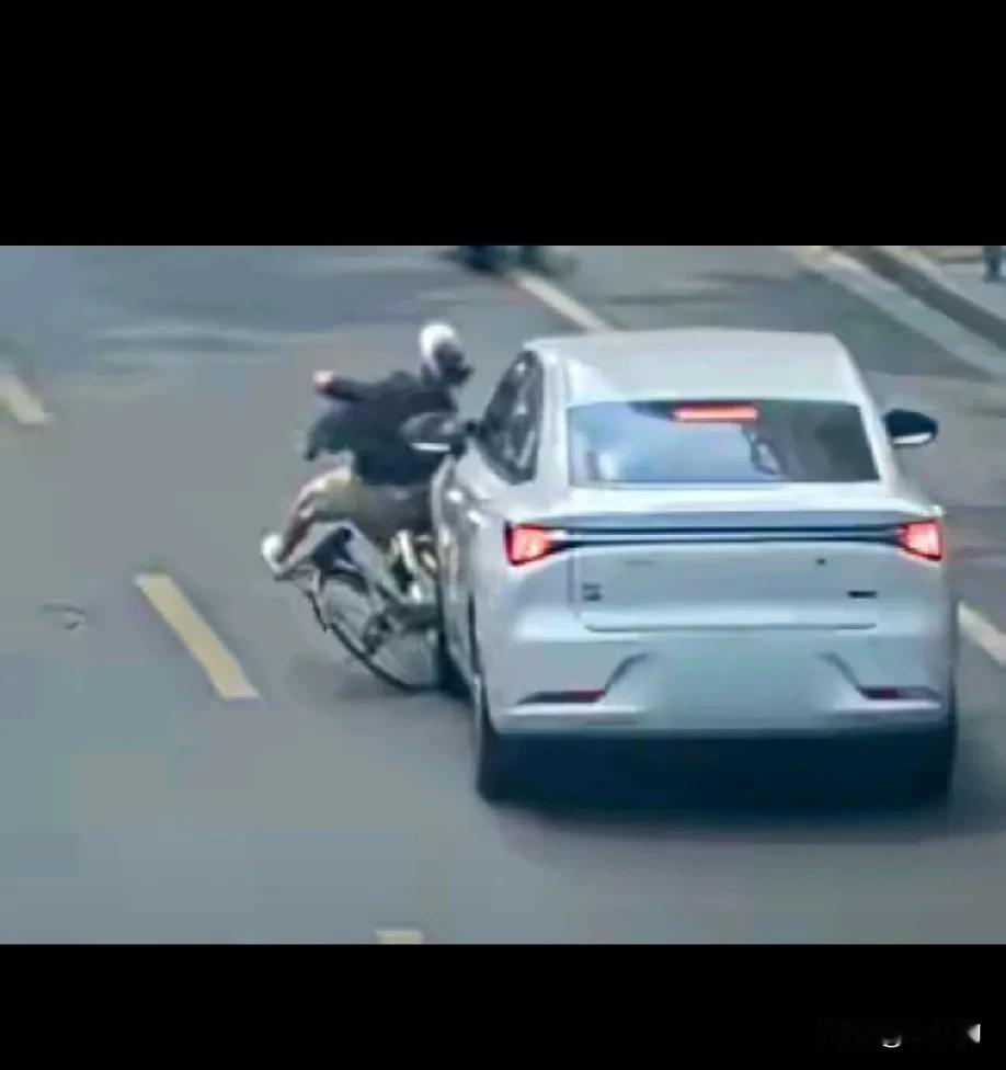 上海女子横穿马路被撞判全责！家属质疑遭怼太解气
 
家人们，上海这起交通事故判得