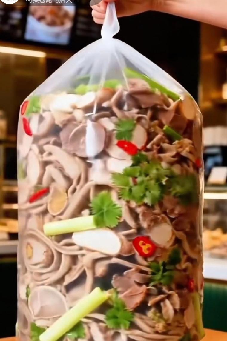 用ai制作的食材广告宣传图，你会买？


 
谁刷到那种“巨型羊杂袋”“满盆海鲜