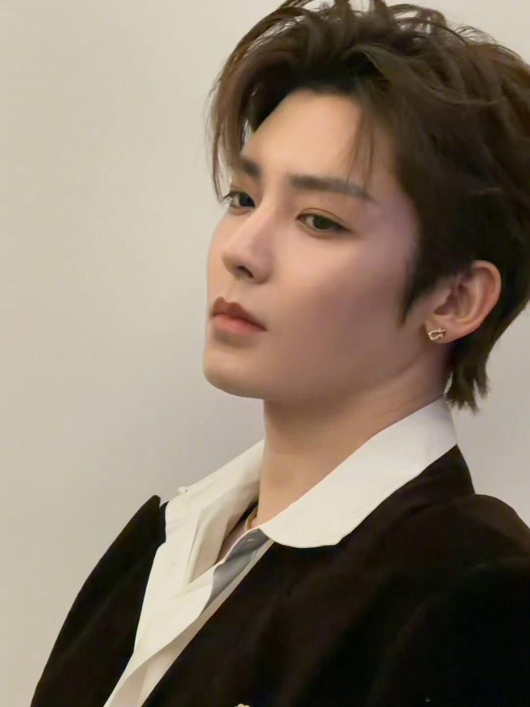 侯明昊 深v蛇骨链一条链子能承载多少想象？他给出了满分的答案⛓用蛇骨链完成红毯叙