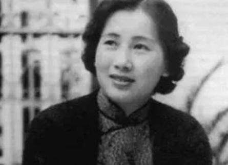 1912年，叶挺被迫娶了童养媳黄春，新婚夜，他被父亲警告：“给我好好圆房，给叶家