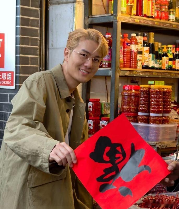 人民日报评吴克群以前觉得《为你写诗》是顶配浪漫，现在才懂，吴克群脚下的泥土、心中