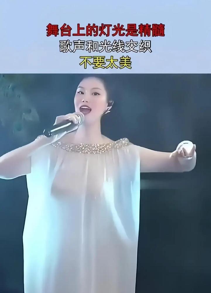 昨晚红毯上，她穿了一件薄得几乎透光的纱裙，风一吹，镜头全往身上怼。

搞出这么大