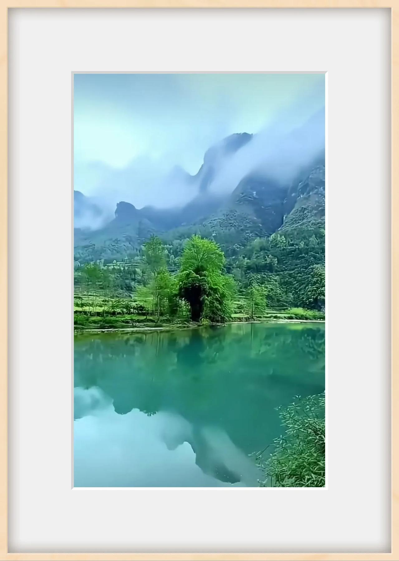 仙境般的自然风光，云雾缭绕的山峦与静谧的湖水相映成趣。