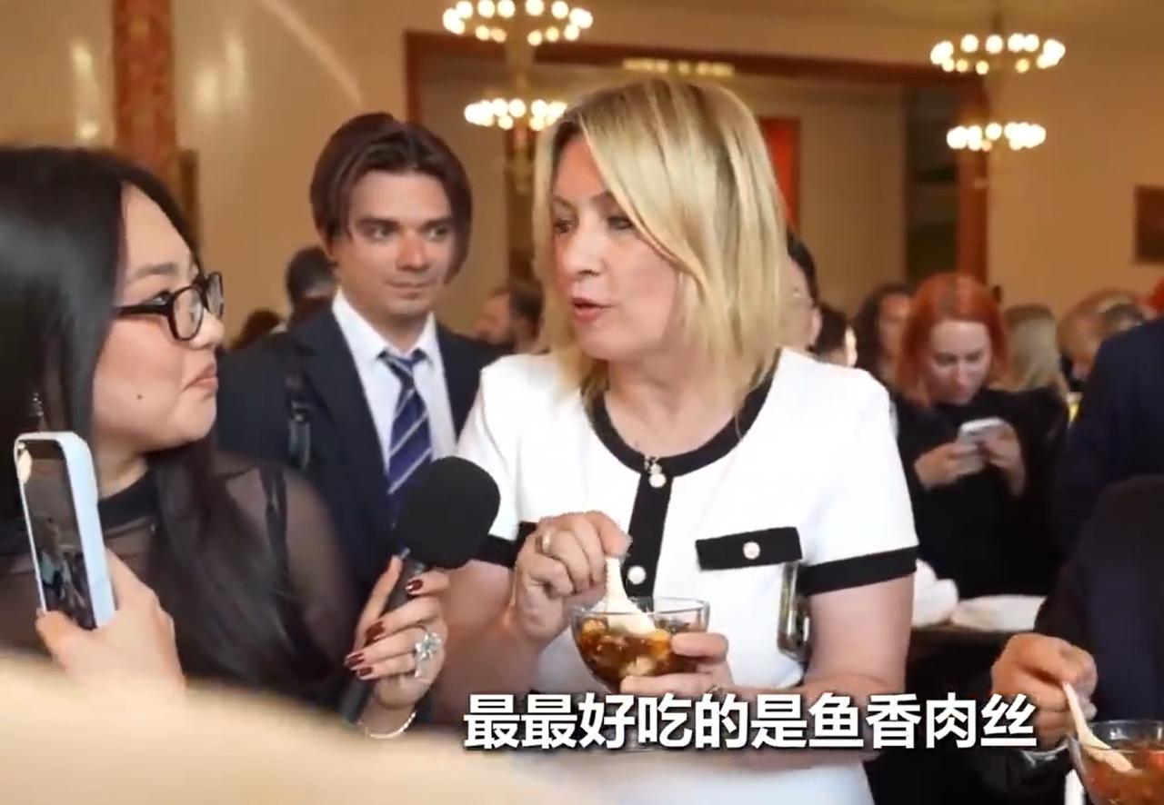 近日，俄罗斯外交部发言人玛丽亚·扎哈罗娃在接受记者采访时，谈及最爱吃的中国美食，
