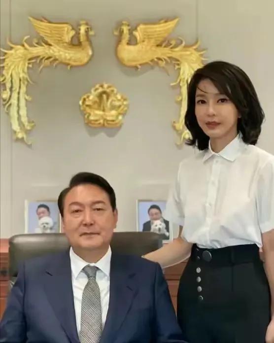 这几天这位韩国总统晚上估计得失眠了，韩国法院正式批准逮捕尹锡悦。
在尹锡悦府邸上