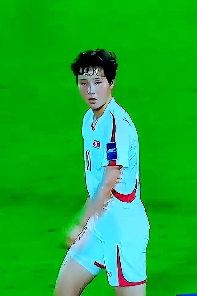 昨晚的U17赛场一瞬间安静下来，是在朝鲜10号俞正香横冲直入时。
16岁的年纪，