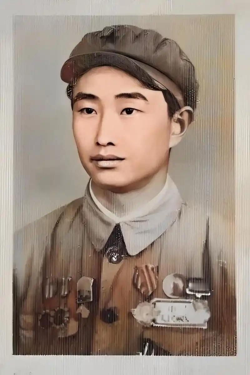 1943年，日军空袭时，18岁战士宋岭春仰面躲在草丛里，看飞行员探头出来，当敌机