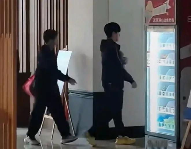 1.23上训头头。今天上午，大头和小石头一起去上训。在酒店大厅，大头哥哥和小石头