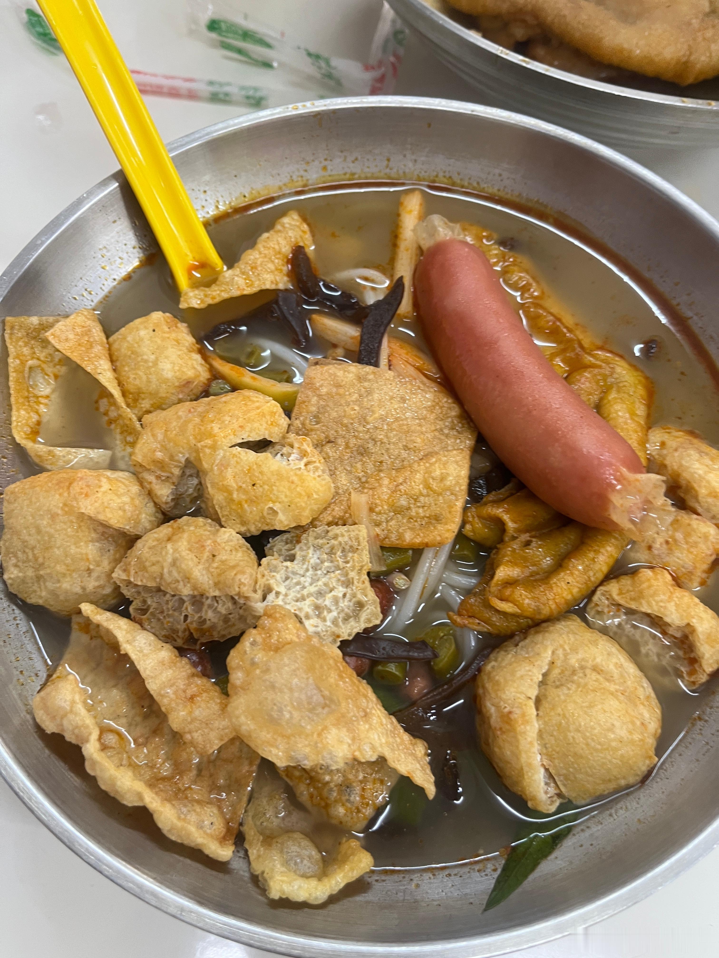 吃了螺狮粉，同学妈妈说这家好吃，看来每个人的口味，好咸，不好吃。小鹿说后悔参加姐