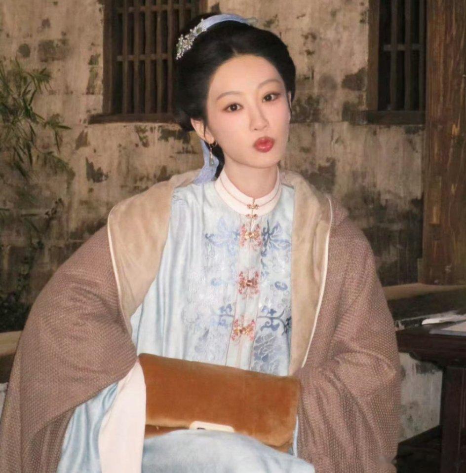 永远被杨紫真诚爱剧的心打动真的格外敬业，专程重返宏村踏实做家业剧宣，低调出行深入