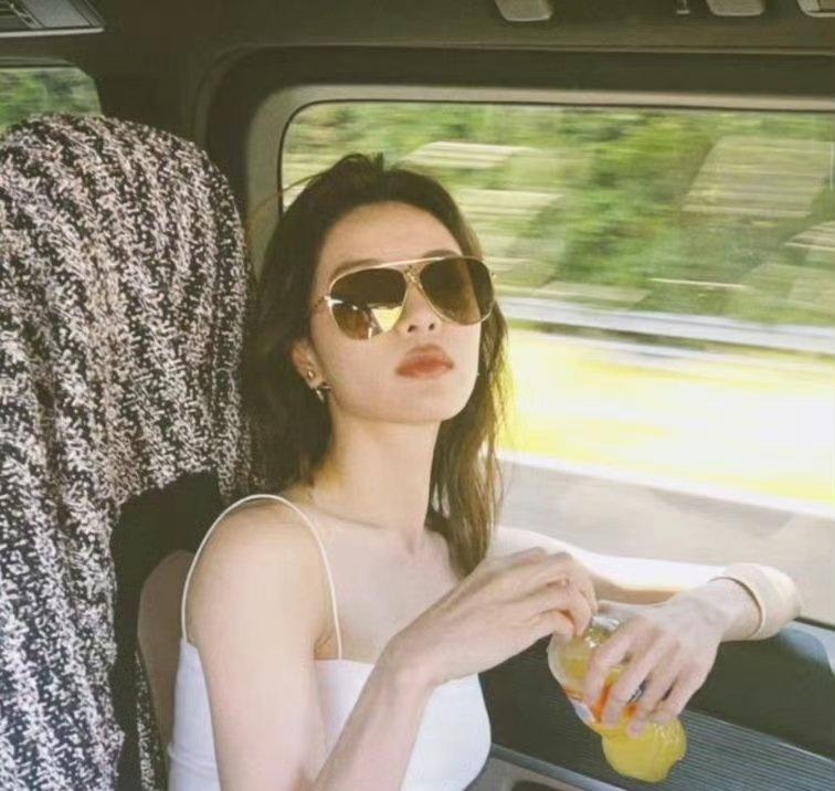 完全懂！黑框眼镜一戴，那种随性又精致的平衡感太绝了～ 没有刻意凹造型的紧绷，反而