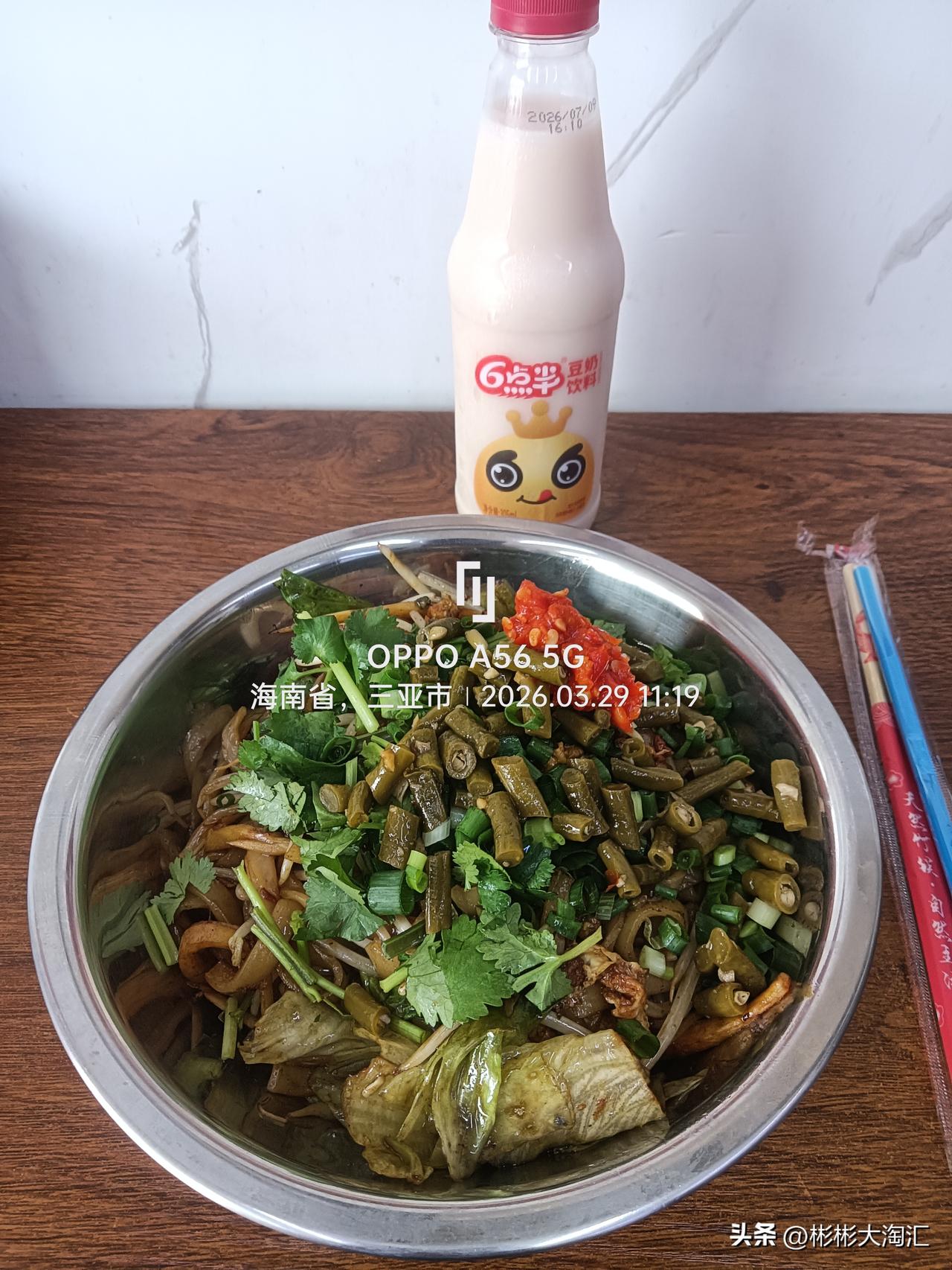 昨天去金鸡岭东二巷尝了份猪肉炒老友粉，一入口就直接爱住！老友粉不愧是南宁刻进骨子