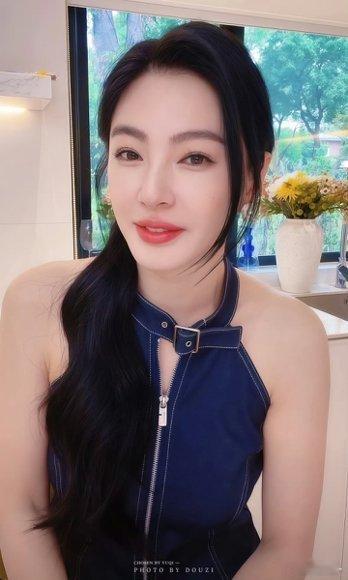 张雨绮一笑我的烦恼自动清空，这女人什么魔法，看一眼就跟着傻乐半天。 