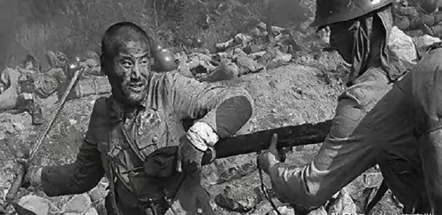 1939年，八路军战士在刺死七个鬼子后，精疲力尽！突然，一个高大的日军朝他冲来，