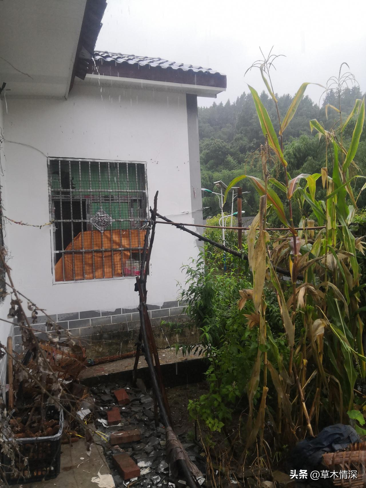 屋檐水点点滴
今天是8月2号，中江县农村也在下雨，有人说下雨的时候，屋檐水点点滴