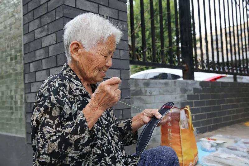 无题
不是男友不好找，
而是彩礼给太少。
十八等到三十八，
黄花闺女已变老。