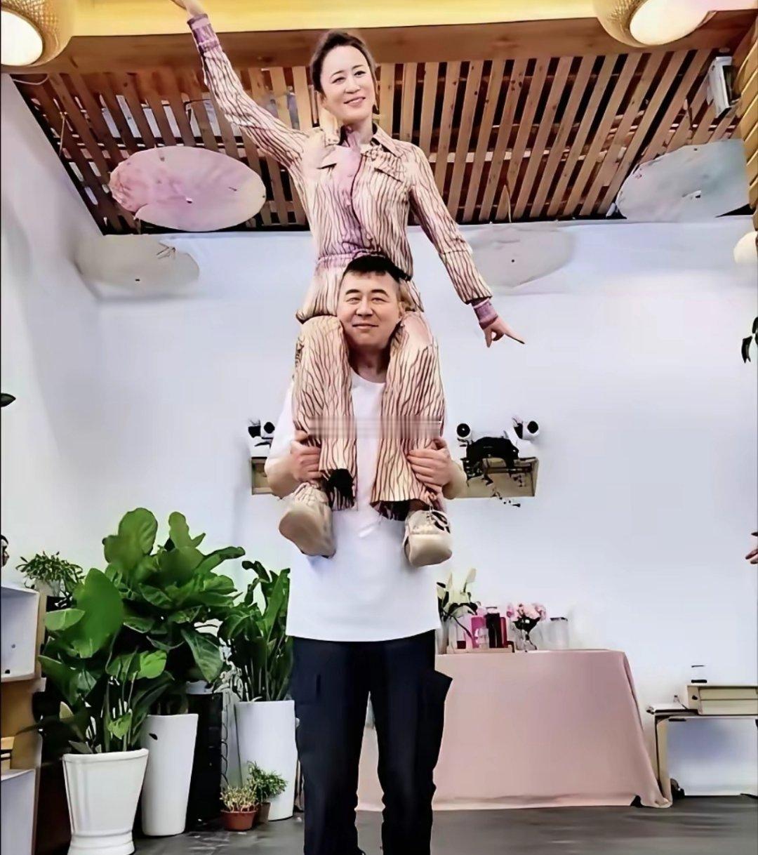 内娱最干净的女明星了，和老公婚前婚后都那么恩爱，从没什么负面新闻。 