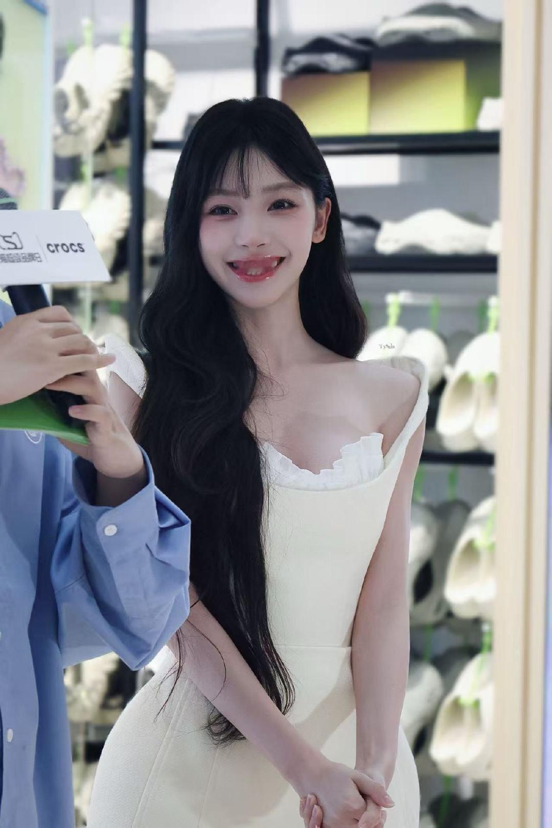 易梦玲白色翅膀 易梦玲线下活动生图 易梦玲白色翅膀造型美到失语，线下生图自带柔光