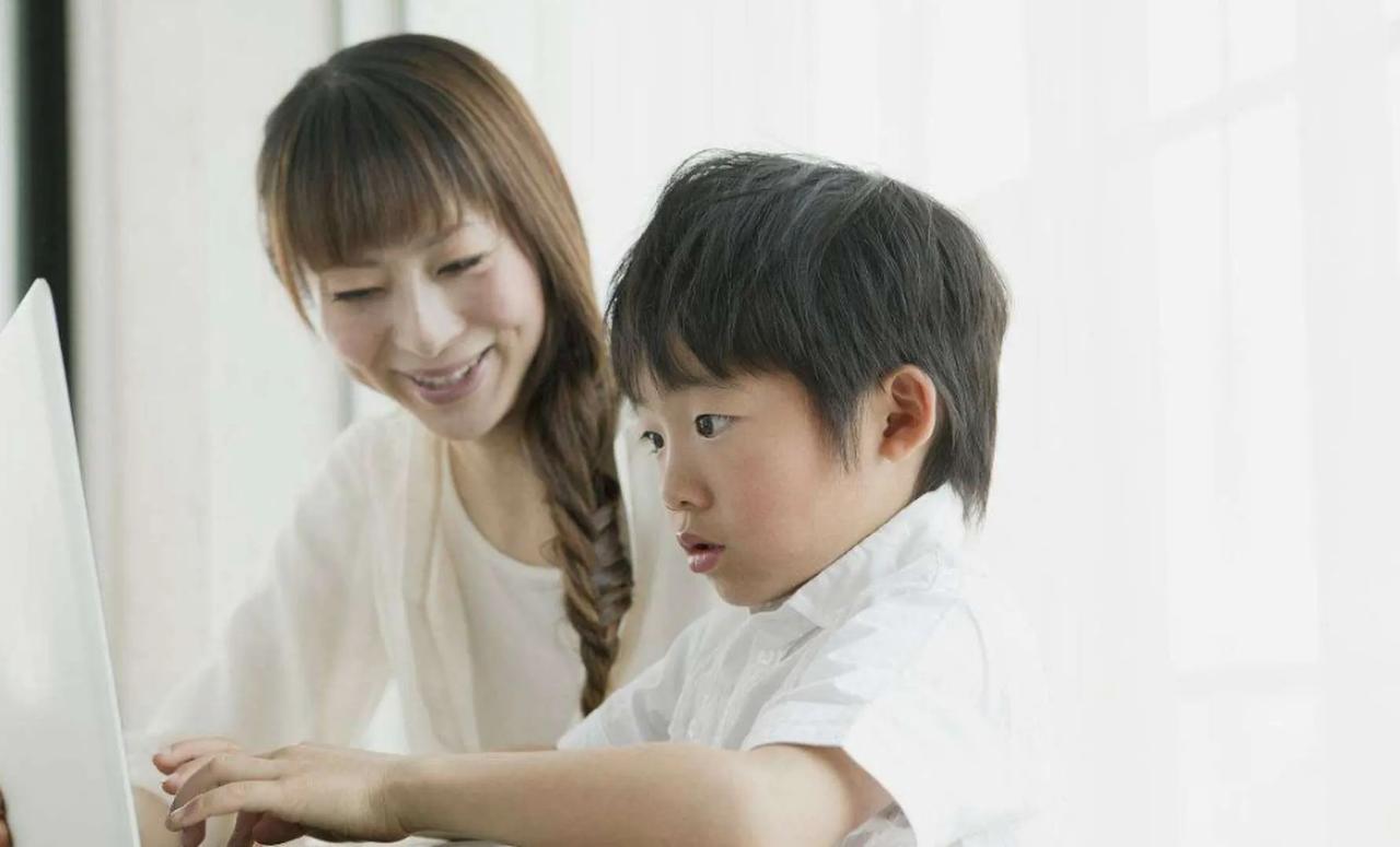 你知道吗？妈妈越会捧场，孩子越优秀，我身边优秀的妈妈全都是演技派，每天连哄带骗的