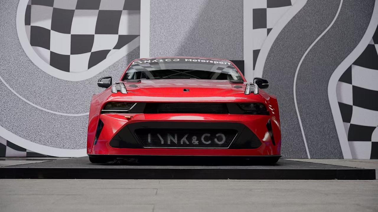 今晚领克Co大会上发布了一辆全新的赛车
对，你没听错是全新赛车，国内定价140万