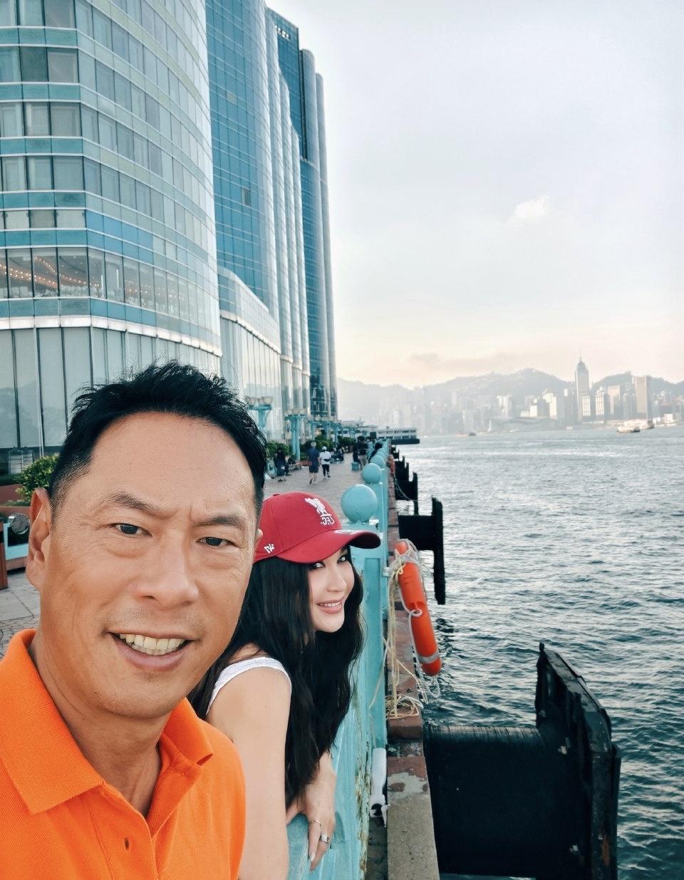 近日，温碧霞晒出与老公何祖光游玩的画面，被老公宠成公主的她，一点也看不出来已经是