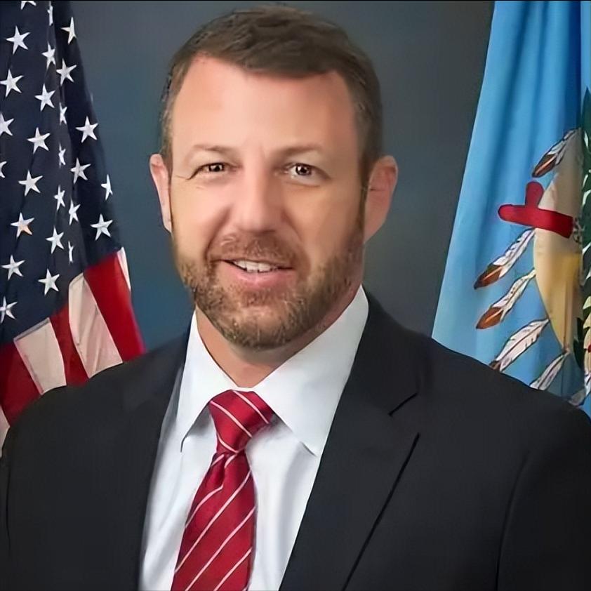 美国新任国土安全部长马林一上任，最让人好奇的不是他的履历，而是他的身份标签——"