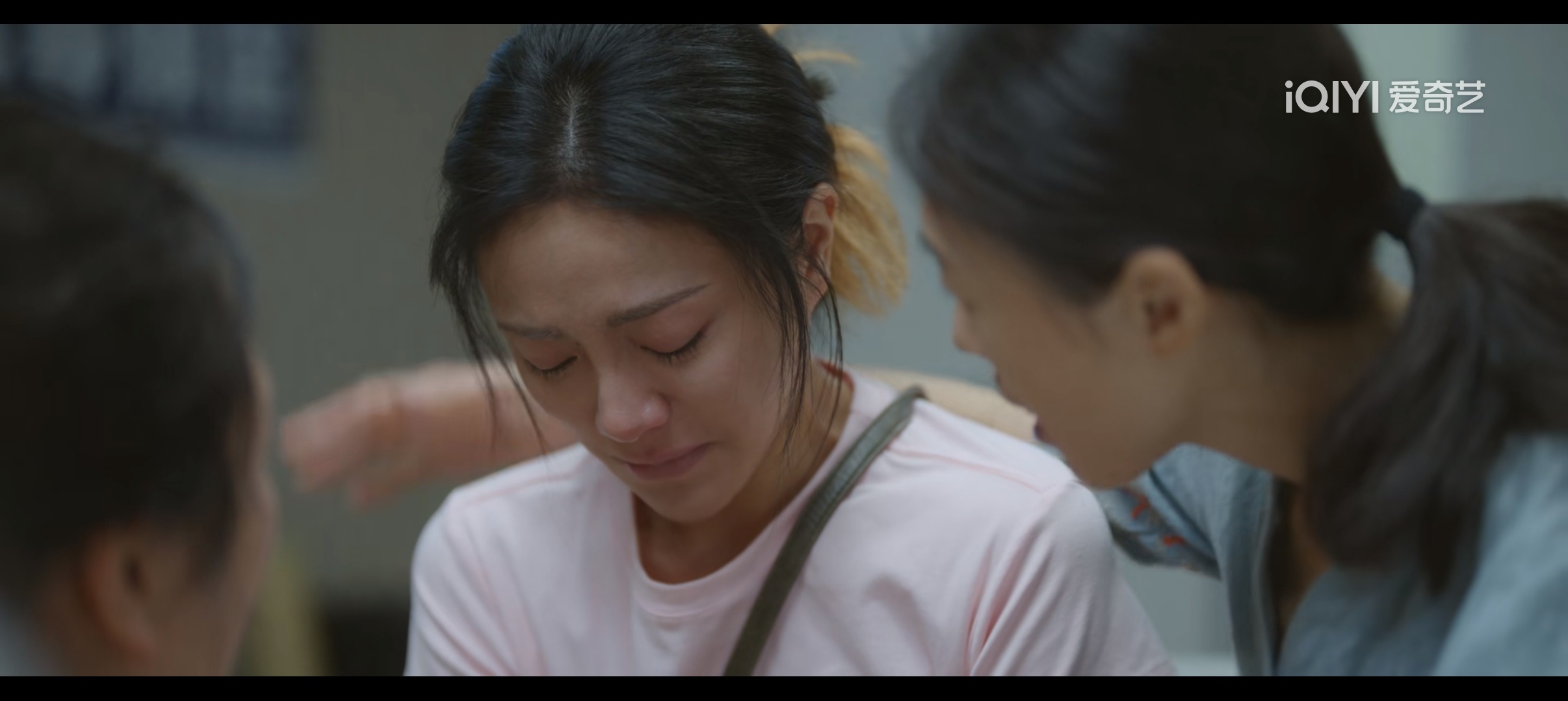 野性在梁美身上的体现更像一种“耐挫性”   她内扣一点肩，或者手架在桌子上身体跟