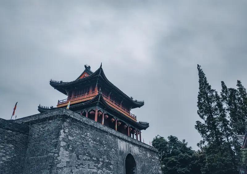 诸葛亮隐居地到底是襄阳还是南阳，一直争论不休。从文献看，诸葛亮《出师表》里说“躬