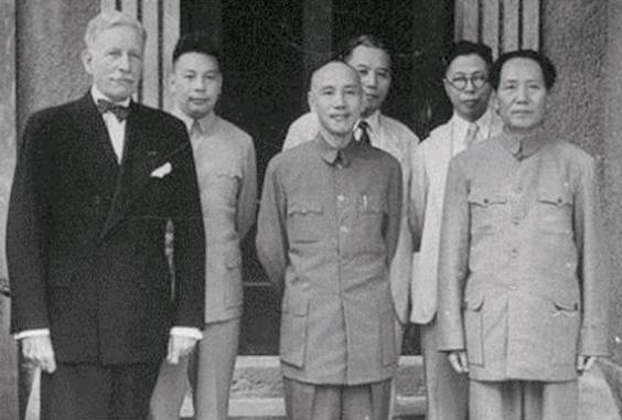 在重庆开会时，蒋介石提出让毛泽东担任省长。毛泽东平静地问道：“委员长要我担任哪个