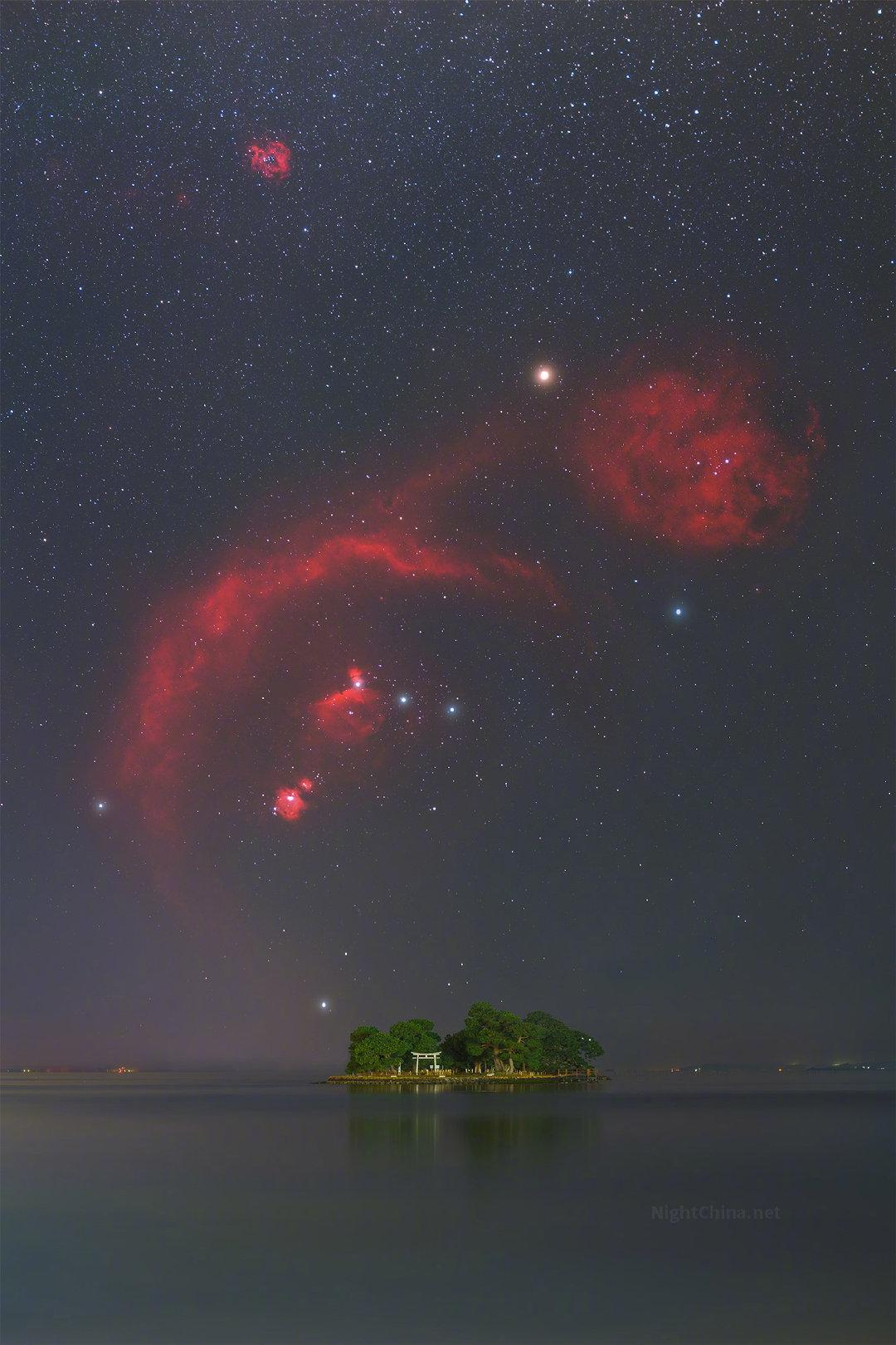 我们熟悉的猎户星座，并不只是几颗明亮恒星而已。一片巨大的氢原子发射区包围着整个猎