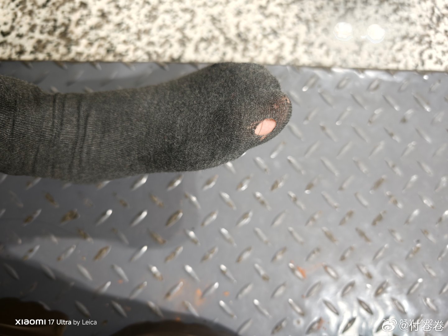 过安检喊我把鞋子脱了，脱开丝袜一个洞安检小哥还拿着安检扫描仪对着我的脚一通扫……