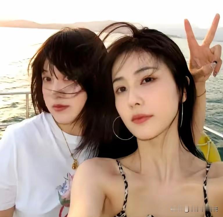 白鹿默默以本名“白梦妍”给闺蜜买了辆车，这神仙友谊你羡慕吗？

最近网友曝出，闺