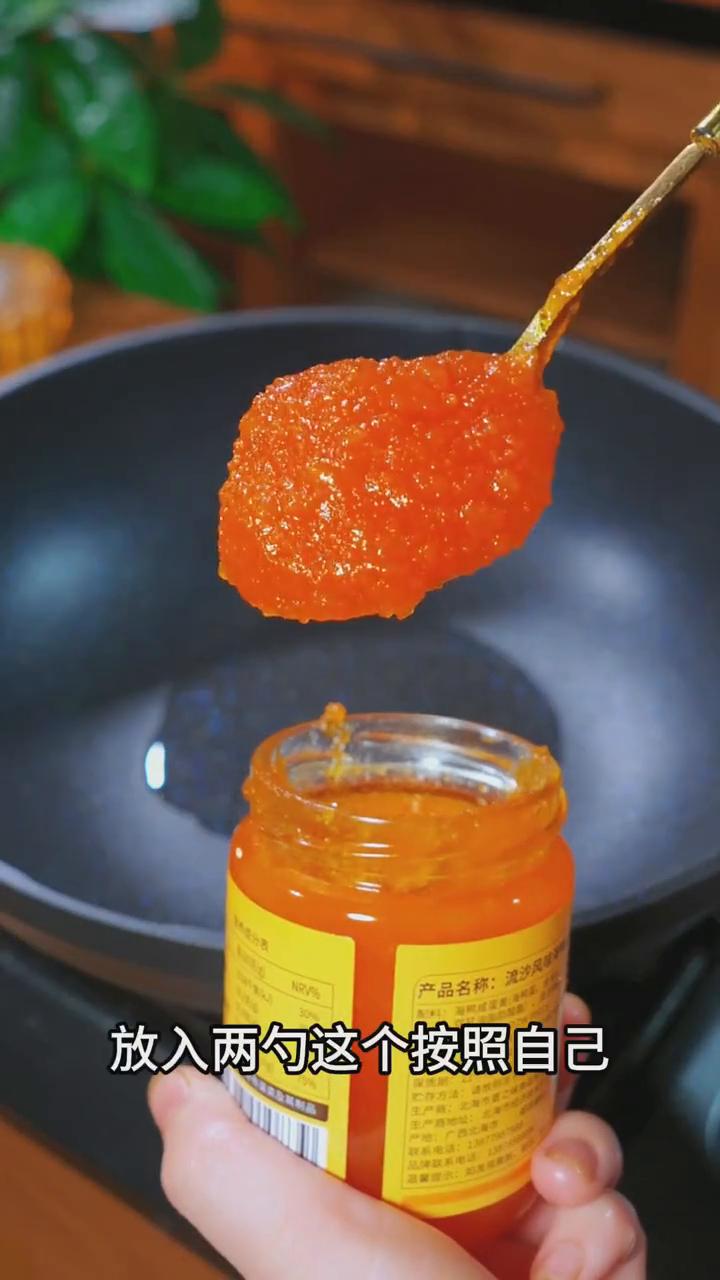 家人们注意看，我两个老公从小就爱吃鸡翅，今天闺蜜教了我一个鸡翅的神仙吃法，不用烤