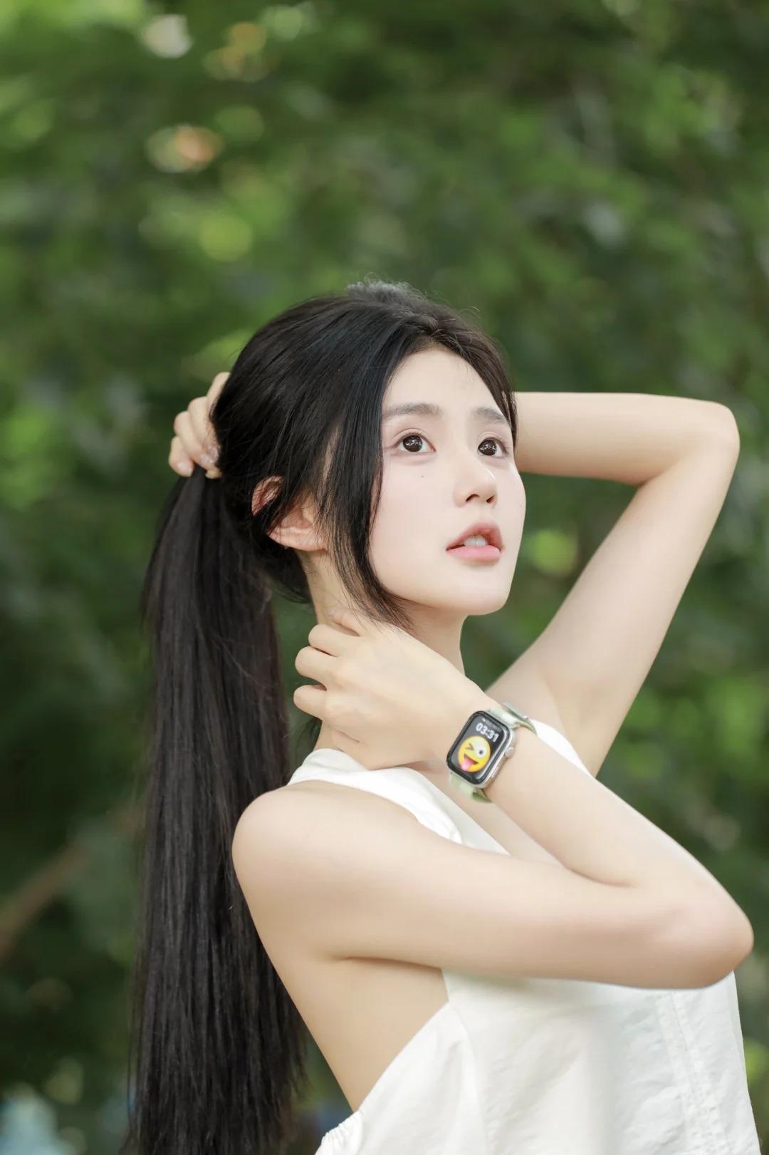 青涩的05后学生妹，双眸是凝就的深涧，瞳仁沉得下岁月，盛得住温柔，眼波流转时不似