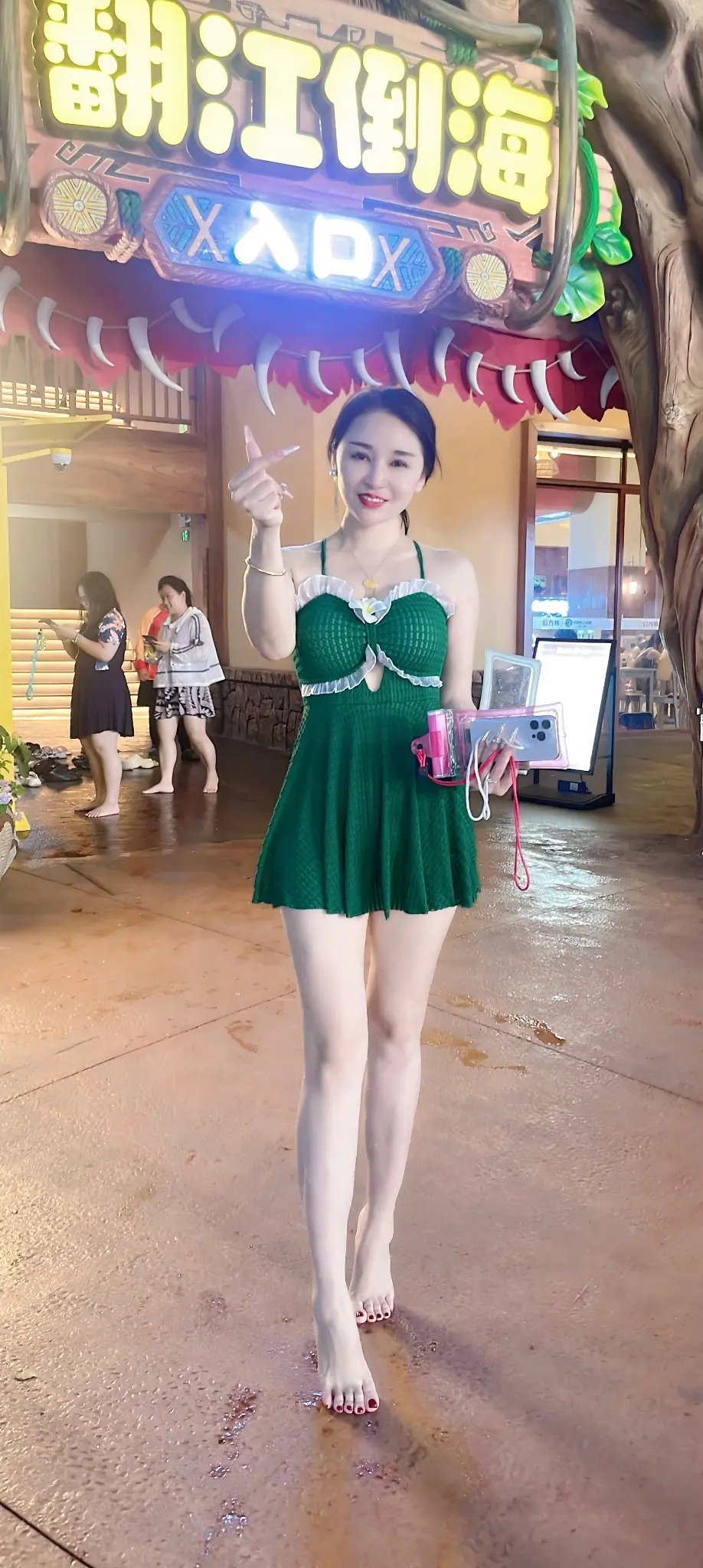 今天喝了一肚子的水，耳朵也进水😂不过挺开心的，妆容也花了😅