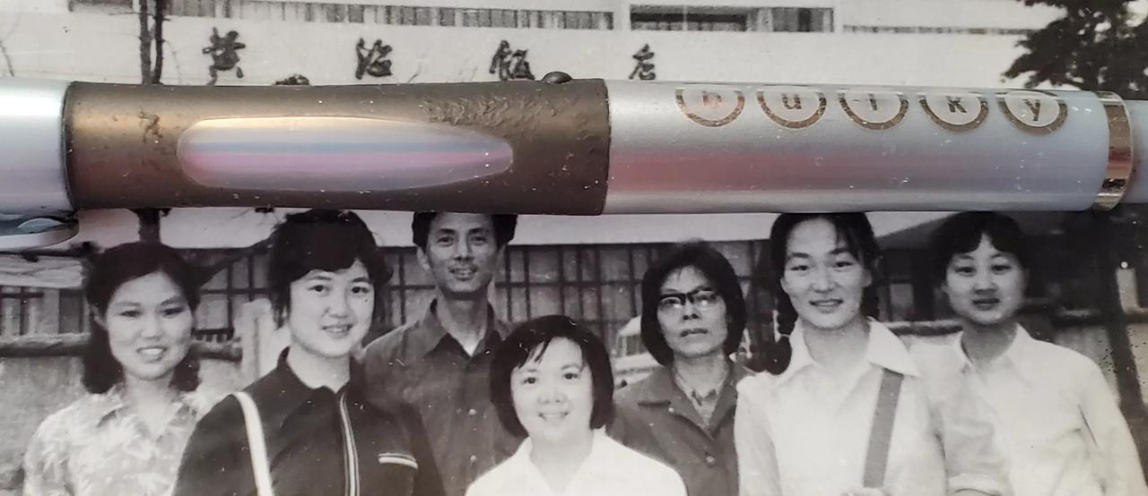 王铎：谁认识这些“黄海饭店”的人？
青岛黄海饭店非常有名！
照片里这些人，很可能