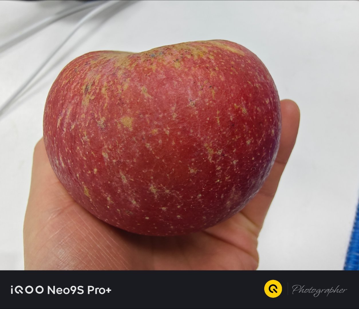 一个蔫了吧唧苹果的正面、侧面、上面、底面 