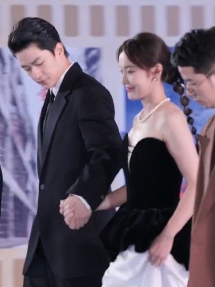 #这不就是张万森林北星婚礼现场吗#金鸡奖闭幕红毯屈楚萧张佳宁牵手啦！！！#屈楚萧