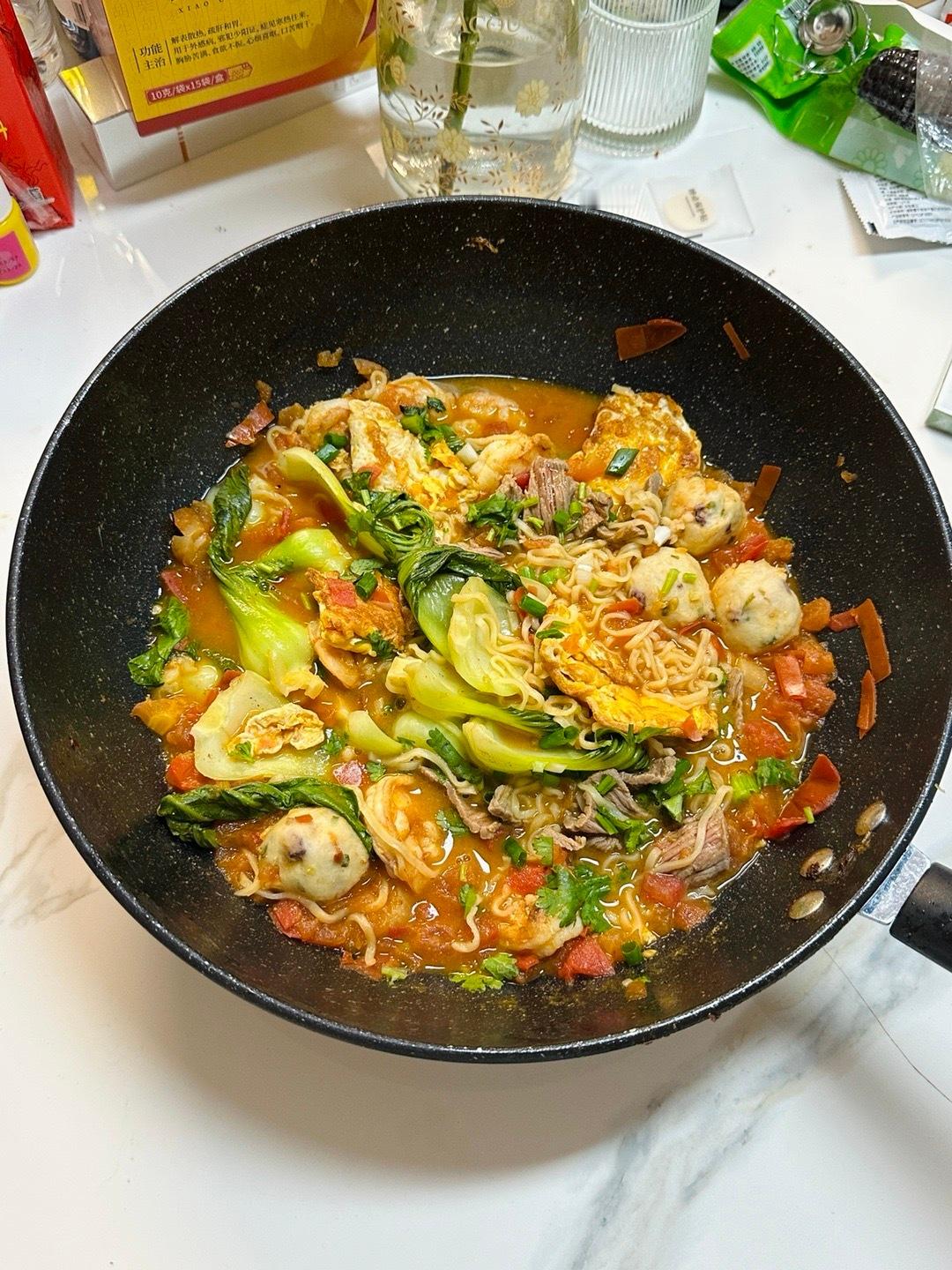 今天煮的面条， 下午五点下班，五点半开始做饭，吃完饭抽烟看了一会书。看睡着了，晚