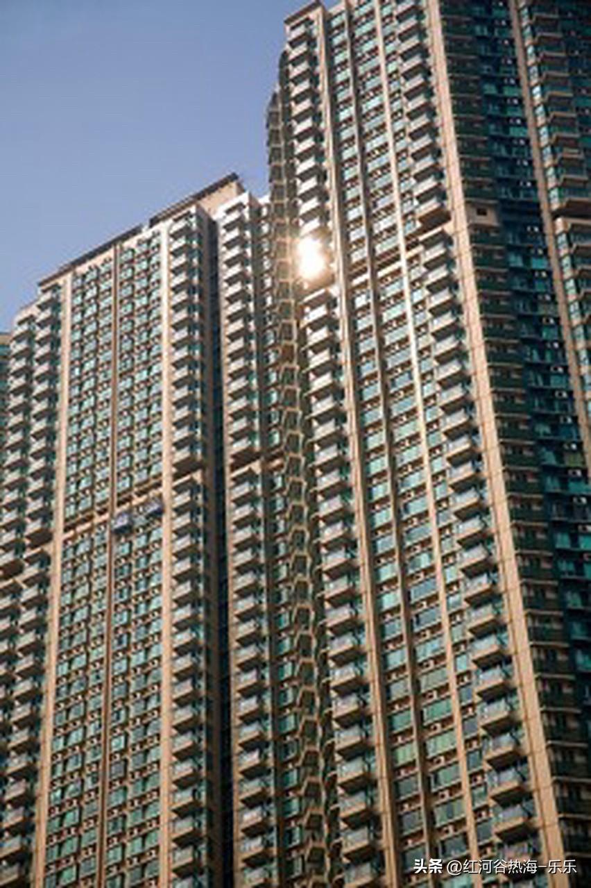 香港楼市从去年开始有反弹：

两个核心点，1，原来香港有房价调控的辣招对内地买房