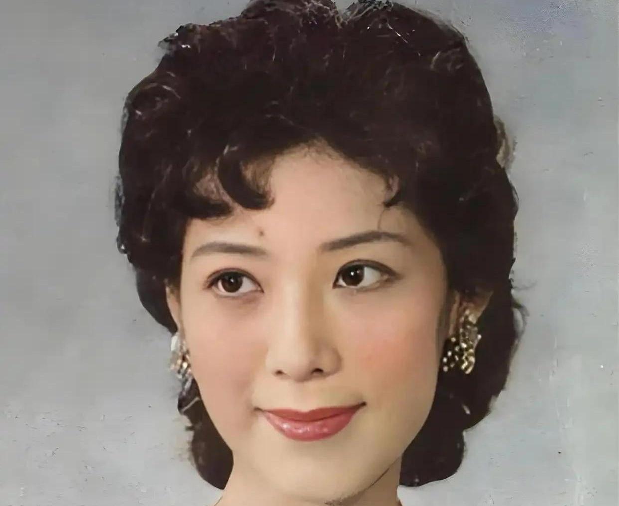 73岁还在北京跟儿子、丈夫过日子，她年轻时可是响当当的女中音歌唱家。两段婚姻更让