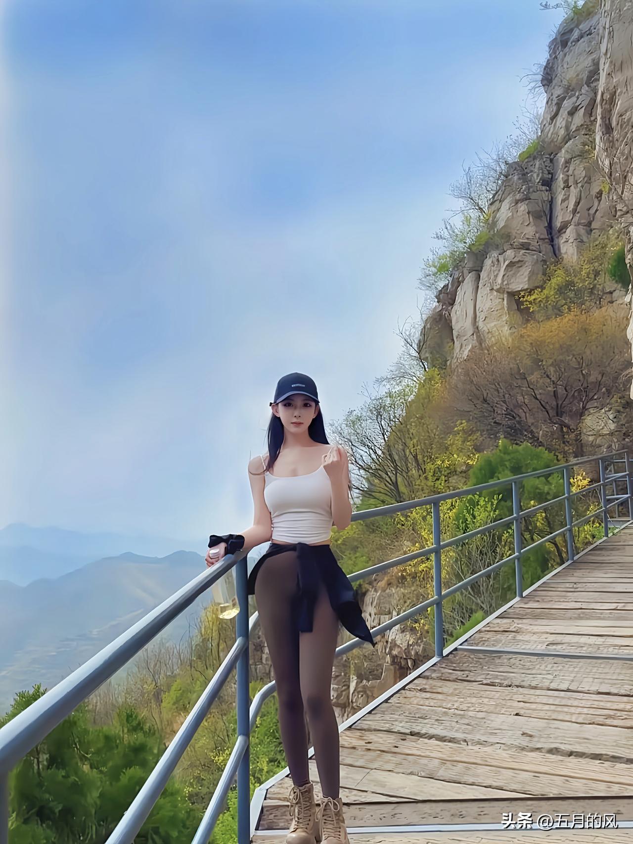 去年我与驴友一起去爬山，中途尿急想找个隐蔽的地方方便一下，刚钻进一个偏僻的的树丛