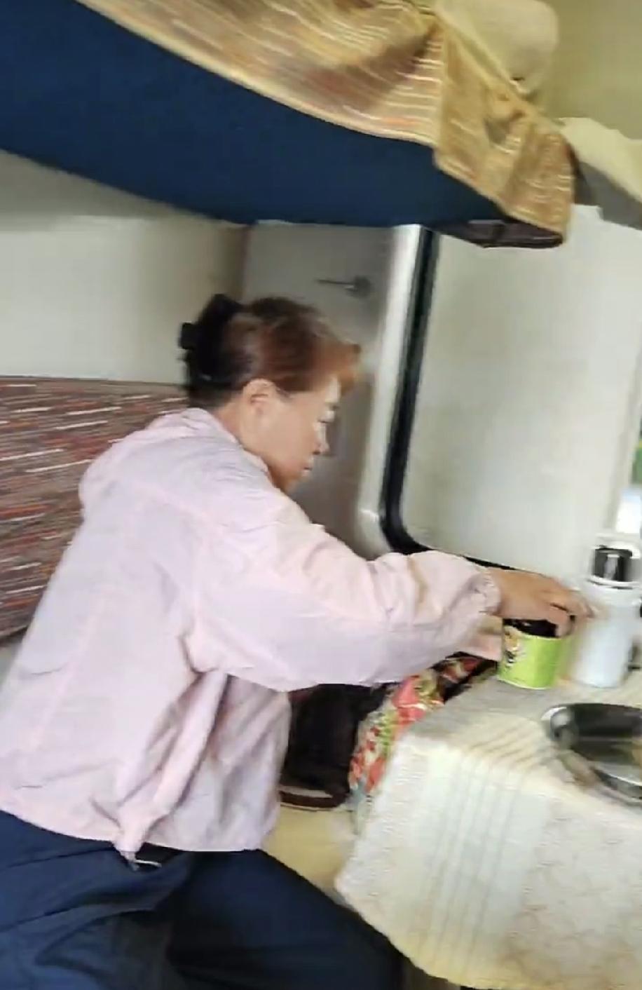 我始终觉得，火车换座是情分，绝对不是本分，我不换完全合情合理，没有任何人可以强迫