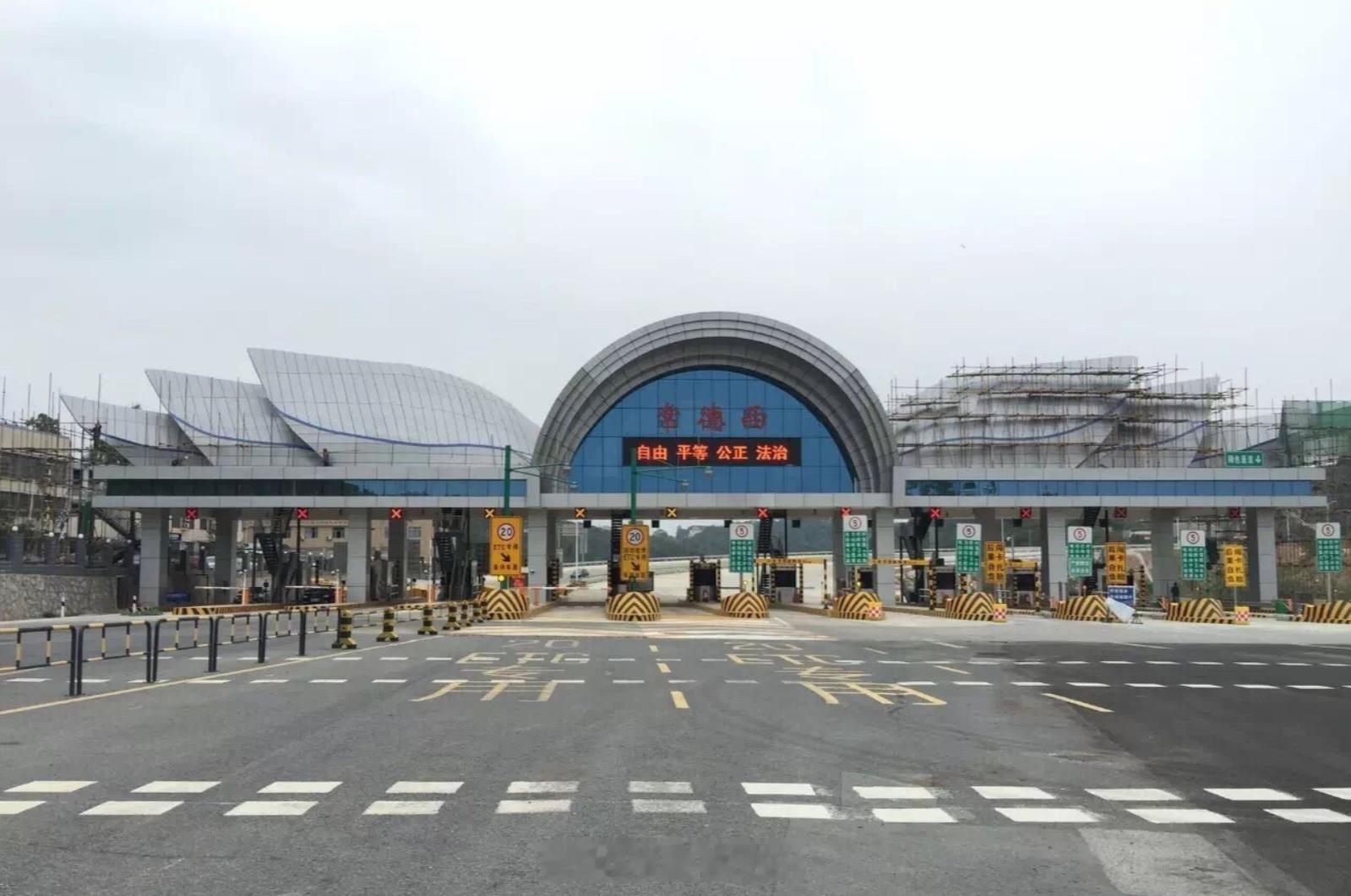 【8月10日起，常德西等收费站出入口超宽车道进行封闭式提质改造】8月4日，记者从