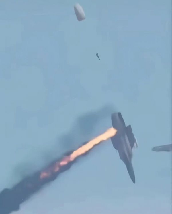 《华尔街日报》3日报道，三架美军F-15战斗机被科威特F/A-18战斗机友军开火