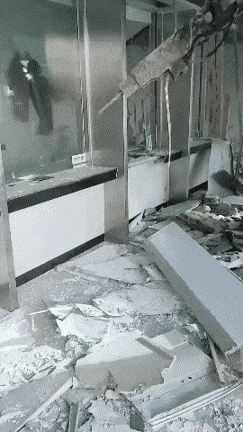 这里玻璃是真的猛，
连这种设备都无动于衷。