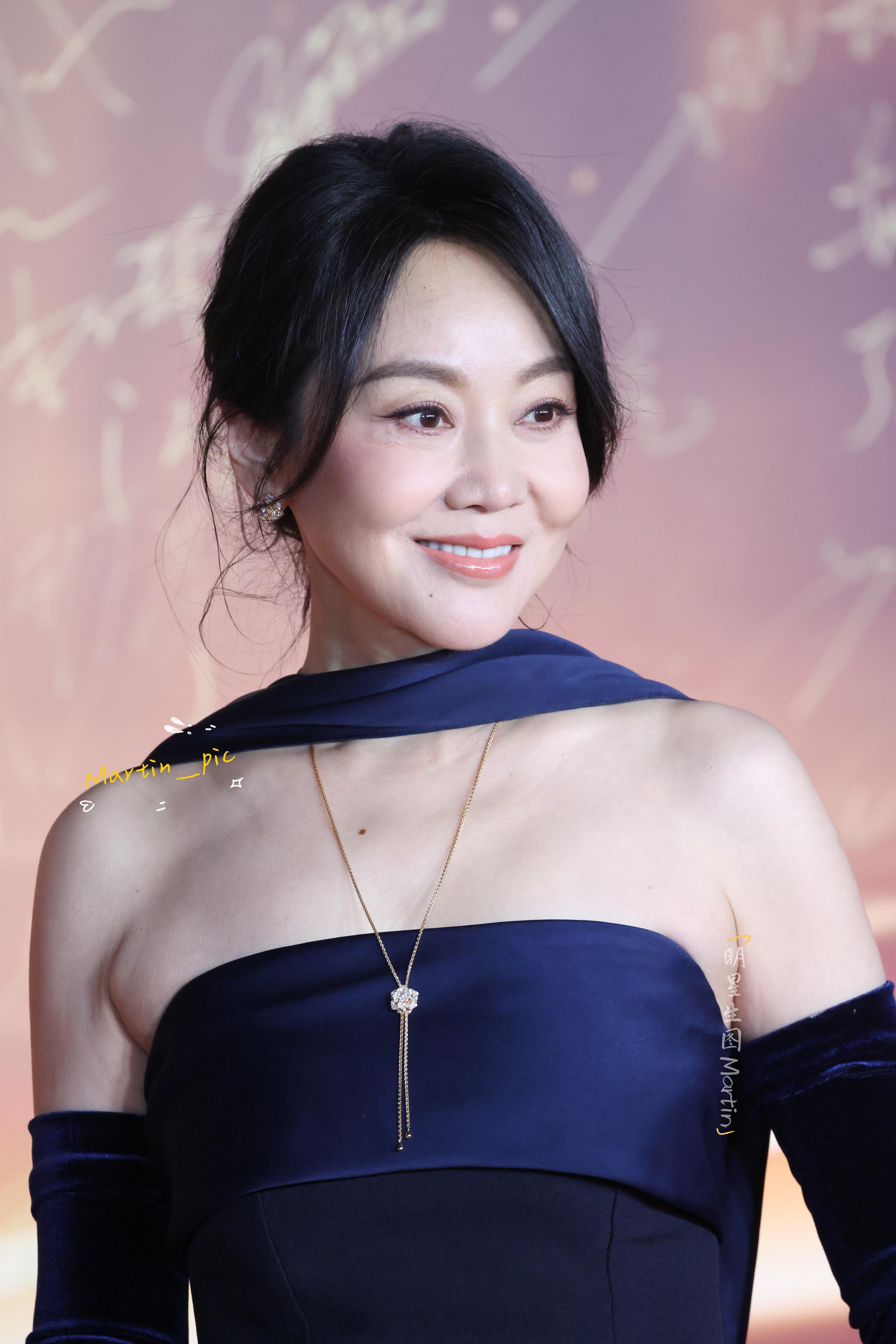 闫妮[超话]  闫妮微博之夜红毯生图闫妮又在散发魅力了，生图状态好能打[春游家族