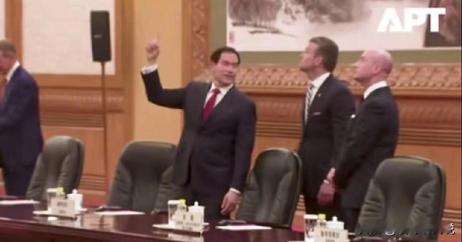 讲真的，像鲁某与赫某这种水平，

走进那个富丽堂皇的地方，

不就跟山沟沟里的娃