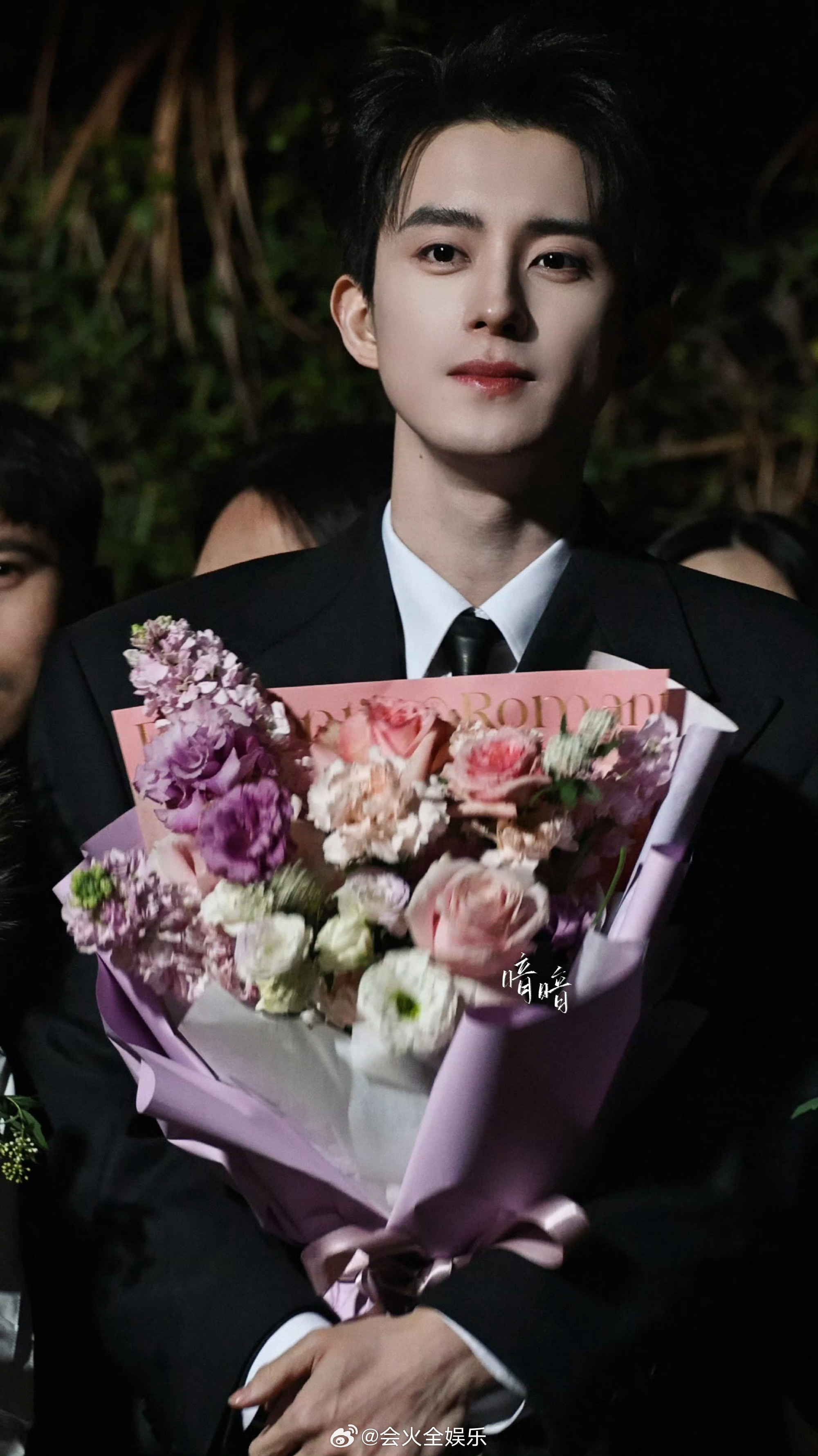 太帅了 状态好绝敖瑞鹏不二之臣杀青捧花路透敖瑞鹏不二之臣杀青捧花